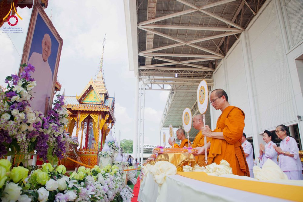 ภาพ No.316563:วันอาทิตย์ที่ 29 มีนาคม พ.ศ. 2569 พิธีทอดผ้าบังสุกุลและพิธีชำระร่าง โยมพ่อณรงค์ จินตมากุล  สิริอายุ 99 ปี 11 เดือน โยมบิดา พระครูปลัดรัตนวีรวัฒน์ (รังสฤษดิ์ อิทฺธิจินตโก) ที่ปรึกษาเจ้าคณะจังหวัดปทุมธานี เจ้าอาวาสวัดพระธรรมกาย  ณ ฌาปนสถานชั่วคราว ทางเข้า 