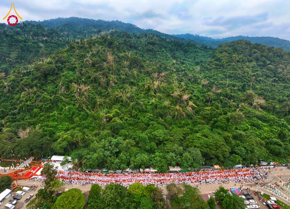 ภาพ No.285972:วันเสาร์ที่ 13 ธันวาคม พ.ศ.2568 พิธีตักบาตรพระภิกษุสามเณร 1,000 รูป ณ บริเวณหน้าอุทยานแห่งชาติเขาใหญ่ อำเภอปากช่อง จ.นครราชสีมา