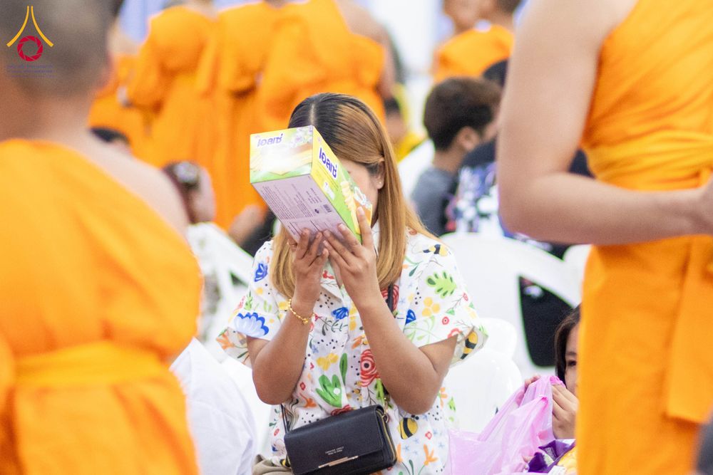 ภาพ No.321876:วันที่ 12 เมษายน พ.ศ.2569 ตักบาตรสงกรานต์ฉลองสามเณรใหม่  ณ ศูนย์ปฏิบัติธรรมระยอง(บ้านช่องลม)