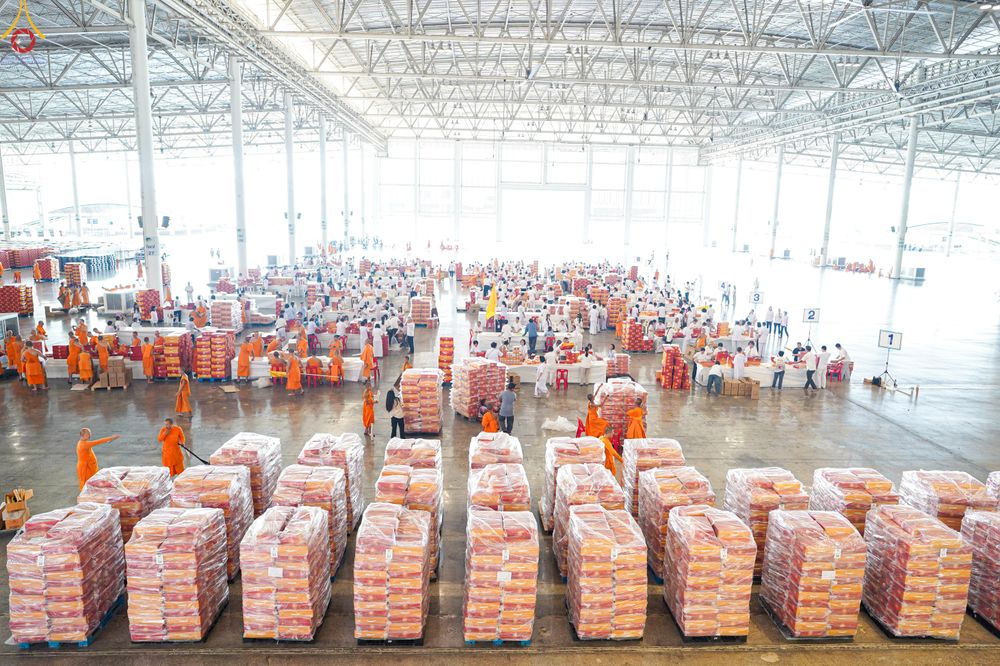 ภาพ No.321181:วันที่ 10-11 เมษายน พ.ศ.2569 การเตรียมกล่องไทยธรรม และการติดผ้ารับประเคน เพื่องานถวายมหาสังฆทาน 40,000 กว่าวัดทั่วประเทศ วันคุ้มครองโลก 22 เมษายน พ.ศ.2569 วัดพระธรรมกาย