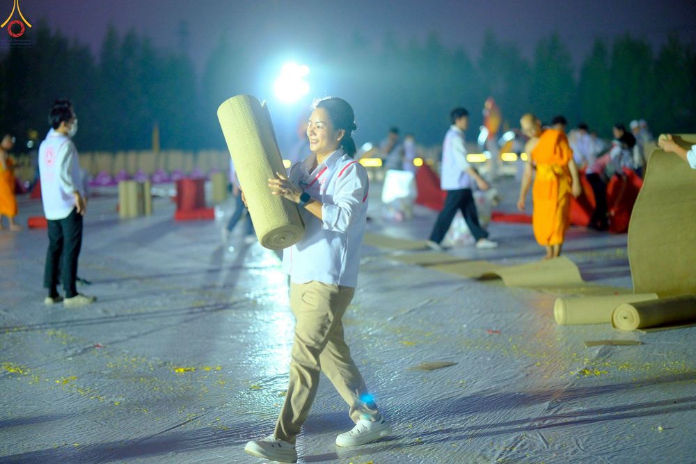 ภาพ No.306638:ภาพเบื้องหลังอาสาสมัครรวมใจ ชุดที่ 5 ในโครงการธรรมยาตรา กตัญญูบูชา มหาปูชนียาจารย์ พระมงคลเทพมุนี(สด จนฺทสโร) พระผู้ปราบมาร อนุสรณ์สถาน 7 แห่ง ปีที่ 14