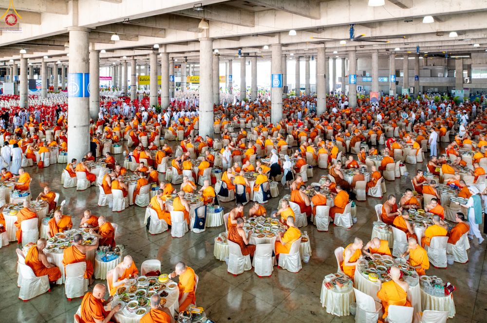 ภาพ No.323790:วันที่ 22 เมษายน พ.ศ.2569(วันคุ้มครองโลก) งานถวายมหาสังฆทาน 40,000 กว่าวัดทั่วประเทศ คณะสงฆ์ฉันภัตตาหารเพล