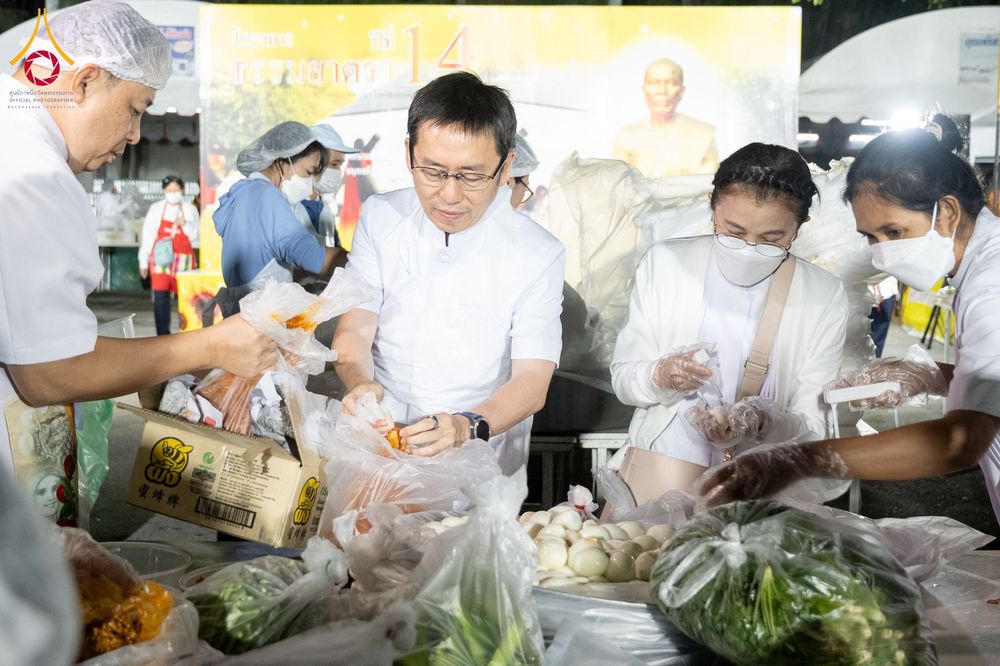 ภาพ No.289450:วันที่ 7 มกราคม พ.ศ. 2569 พิธีถวายภัตตาหารเป็นสังฆทาน แด่พระธรรมยาตรา ในโครงการธรรมยาตรา กตัญญูบูชา มหาปูชนียาจารย์ พระมงคลเทพมุนี(สด จนฺทสโร) พระผู้ปราบมาร อนุสรณ์สถาน 7 แห่ง ปีที่ 14 ณ อนุสรณ์สถานมหาวิหารพระมงคลเทพมุนี (โลตัสแลนด์) อ.สองพี่น้อง จ.สุพรร