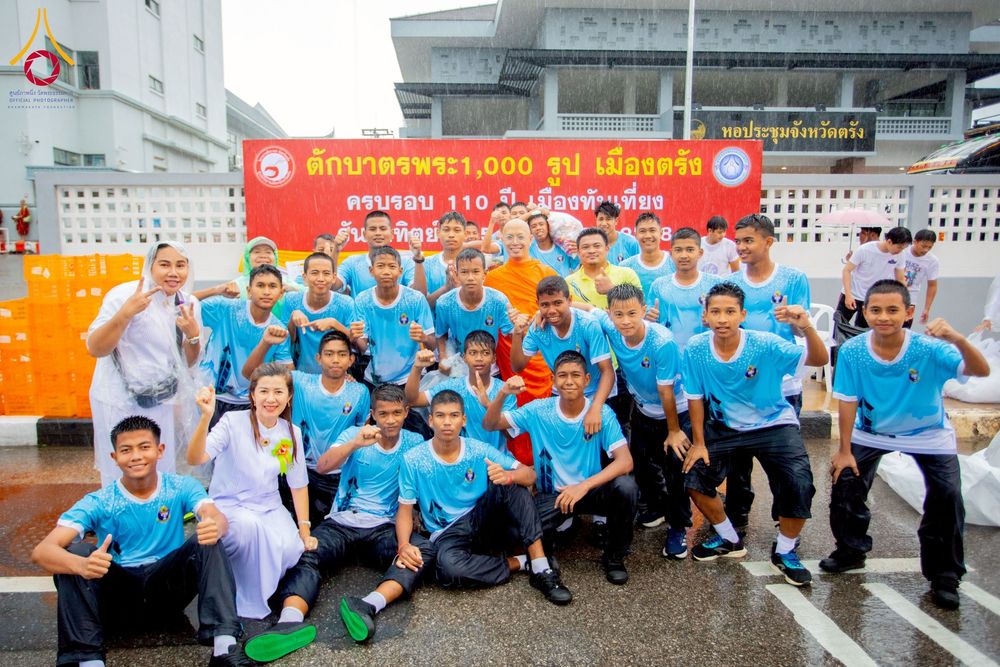 ภาพ No.226209:วันอาทิตย์ที่ 25 พฤษภาคม พ.ศ. 2568 พิธีตักบาตรพระ 1,000 รูปเมืองตรัง ครบรอบ 110 ปี เมืองทับเที่ยง ถวายเป็นพุทธบูชา ถวายเป็นพระราชกุศลแด่รัชกาลที่ 10 และอุทิศส่วนกุศลแด่อดีตเจ้าเมืองตรัง และบรรพบุรุษ ณ บริเวณหน้าศาลากลางจังหวัดตรัง ถนนพระราม 6