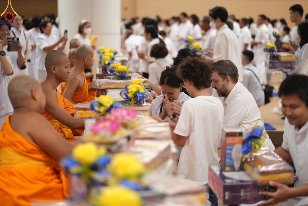 ภาพ No.145366:พิธีถวายผ้าอาบน้ำฝนและประทีปโคมไฟ ณ สภาธรรมกายสากล วัดพระธรรมกาย วันเสาร์ที่ 20 กรกฎาคม พ.ศ. 2567