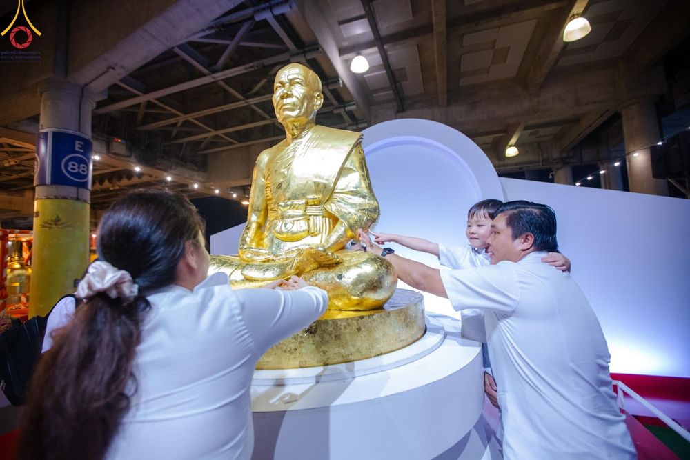 ภาพ No.154943:พิธีจุดประทีป, พิธีฉลองชัยสวดมนต์บทธัมมจักกัปปวัตนสูตร ณ มหารัตนวิหารคด วัดพระธรรมกาย วันอังคารที่ 17 กันยายน พ.ศ. 2567