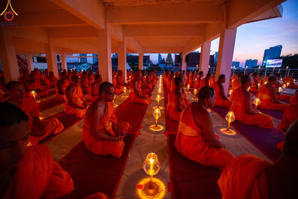 ภาพ No.201701:พิธีจุดประทีปถวายเป็นพุทธบูชา และบูชาธรรมมหาปูชนียาจารย์ ณ อาคารธรรมยาตรา กตัญญูบูชามหาปูชนียาจารย์ ตรงข้ามวัดปากน้ำภาษีเจริญ จ.กรุงเทพมหานคร ในโครงการธรรมยาตรา กตัญญูบูชา มหาปูชนียาจารย์ พระมงคลเทพมุนี(สด จนฺทสโร) พระผู้ปราบมาร อนุสรณ์สถาน 7 แห่ง