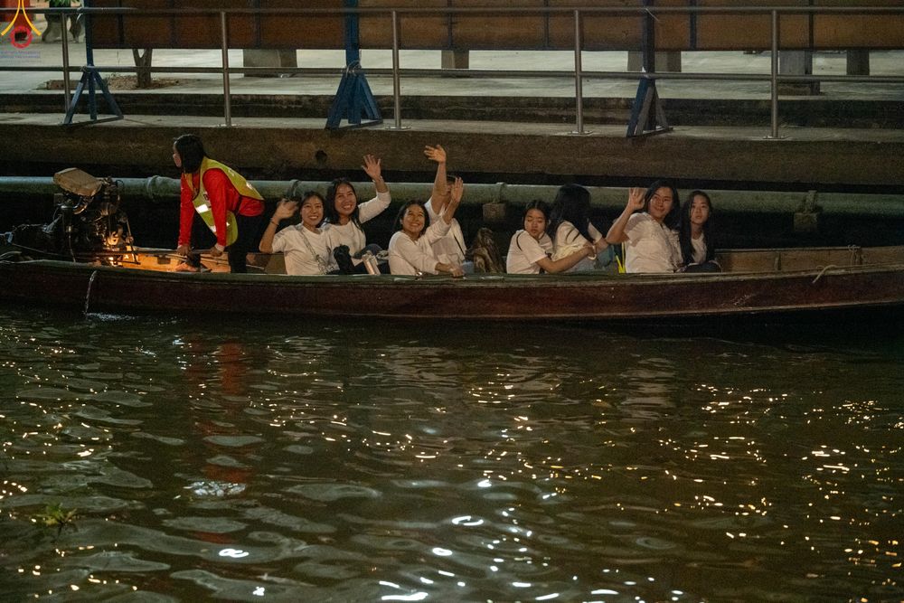 ภาพ No.297226:วันที่ 17 มกราคม พ.ศ. 2569 พิธีจุดประทีปถวายเป็นพุทธบูชา และบูชาธรรมมหาปูชนียาจารย์ (ภาพชุดที่ 2) ณ วัดโบสถ์บน ต.บางคูเวียง จ.นนทบุรี อนุสรณ์สถานลำดับที่ 4 สถานที่เกิดด้วยกายธรรม ในโครงการธรรมยาตรา กตัญญูบูชา มหาปูชนียาจารย์ พระมงคลเทพมุนี(สด จนฺทสโร) พร