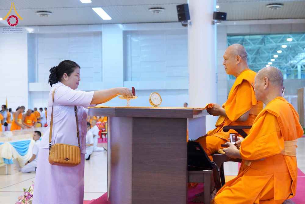 ภาพ No.338012:วันอาทิตย์ต้นเดือน 5 กรกฎาคม พ.ศ.2569 สัมมนาพิเศษ พิธีมอบพระของขวัญ ณ ห้องแก้วสารพัด1 วัดพระธรรมกาย