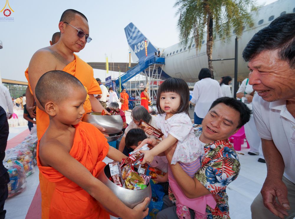 ภาพ No.321072:วันอาทิตย์ที่ 12 เมษายน พ.ศ 2569 พิธีตักบาตรปี๋ใหม่เมืองพระภิกษุสงฆ์ 339 รูป  อุทิศถวายพระราชกุศลสมเด็จพระนางสิริกิติ์  พระบรมราชินีนาถ พระบรมราชชนนีพันปีหลวง และฉลองเมืองแม่แตงครบรอบ 119 ปี ณ ลานโรงแรมแอร์ไดมอนด์ อำเภอแม่แตง จังหวัดเชียงใหม่