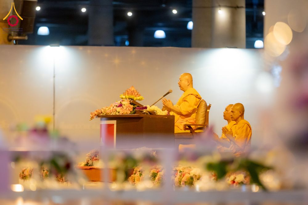 ภาพ No.286773:วันอาสาฬหบูชา วันพฤหัสบดีที่ 10 กรกฏาคม พ.ศ.2568  พิธีเวียนประทักษิณรอบพระมหาธรรมกายเจดีย์ , พิธีฉลองชัยสวดมนต์บทธัมมจักกัปปวัตตนสูตร ครบ 7,520,000,000 จบ ณ มหารัตนวิหารคด วัดพระธรรมกาย