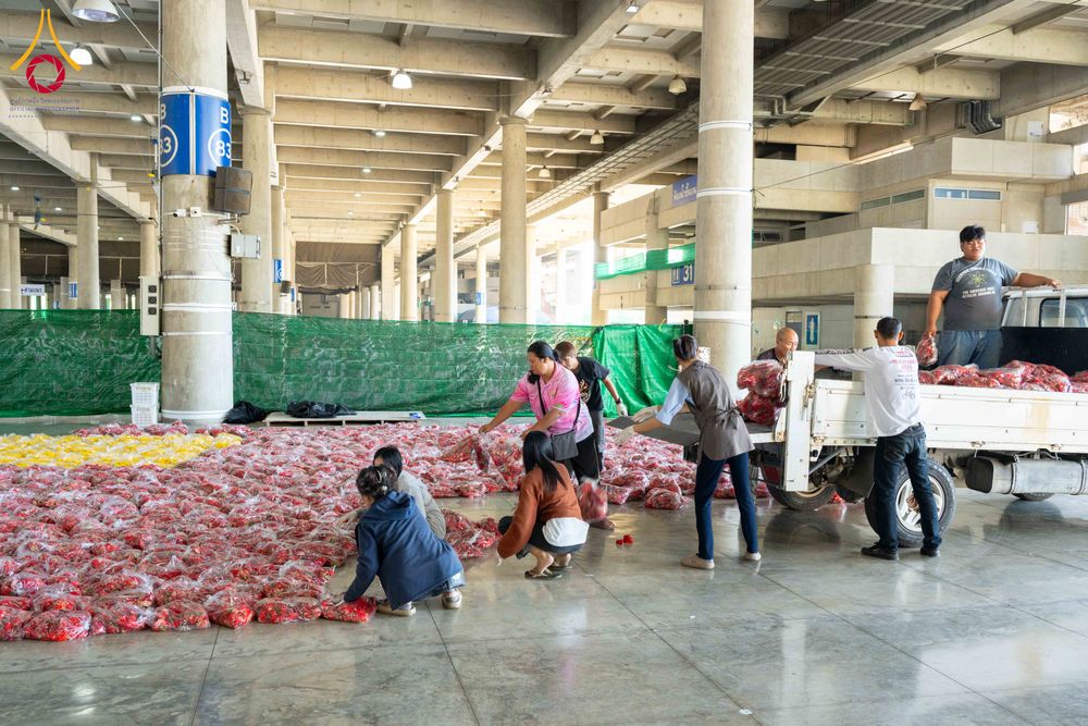 ภาพ No.279460:วันที่ 19-26 ธันวาคม พ.ศ. 2568 และ วันที่ 1 มกราคม พ.ศ.2569 รับบุญปลิดกลีบดอกไม้ เพื่อโปรยต้อนรับพระธรรมยาตรา