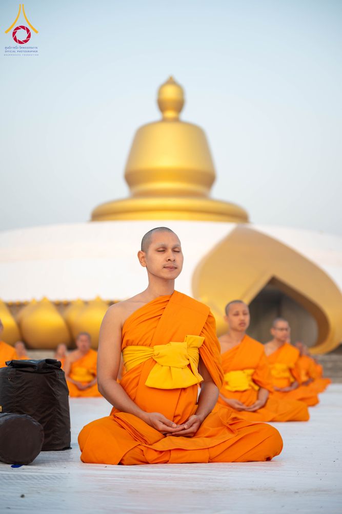 ภาพ No.299804:วันที่ 19 มกราคม พ.ศ.2569 พระธรรมยาตราปฏิบัติธรรมและถ่ายภาพหมู่ประวัติศาสตร์ ณ อนุสรณ์สถานลำดับที่ 5 สถานที่เผยแผ่วิชชาธรรมกายครั้งแรก  อนุสรณ์สถานบางปลาวัดบางปลา อ.บางเลน จ.นครปฐม ในโครงการธรรมยาตรา กตัญญูบูชา มหาปูชนียาจารย์ พระมงคลเทพมุนี(สด จนฺทสโร) 