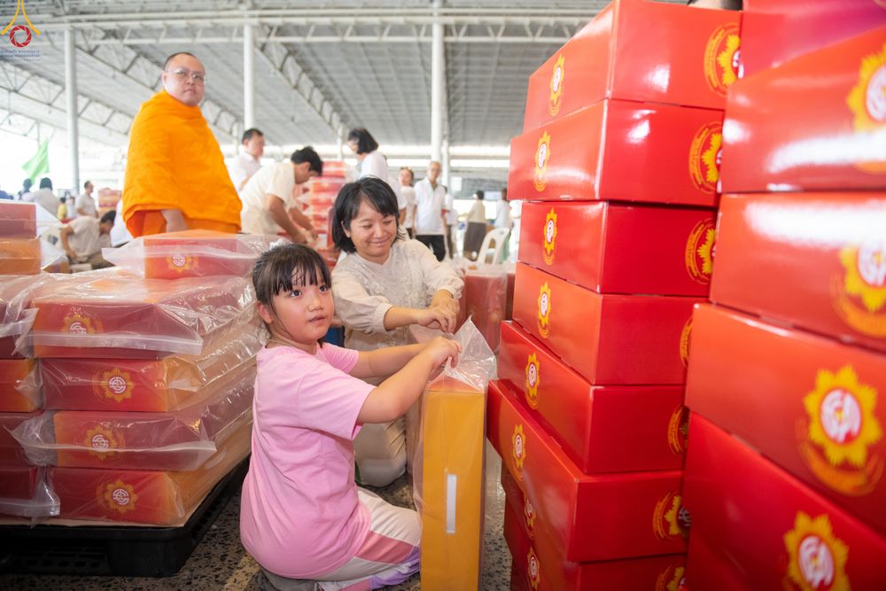 ภาพ No.322146:วันที่ 14 เมษายน พ.ศ.2569 การเตรียมกล่องไทยธรรม วันสุดท้าย เพื่องานถวายมหาสังฆทาน 40,000 กว่าวัดทั่วประเทศ วันคุ้มครองโลก 22 เมษายน พ.ศ.2569 วัดพระธรรมกาย