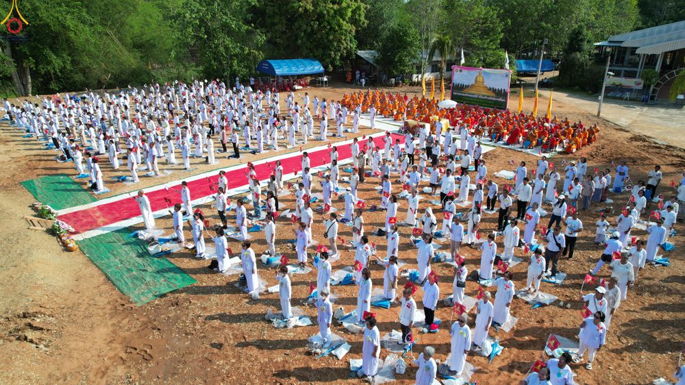 ภาพ No.326905:วันศุกร์ที่ ๑ พฤษภาคม พ.ศ.๒๕๖๙ พิธีทอดผ้าป่า สถาปนาองค์พระเจดีย์เพื่อสร้างสันติภาพโลก และ พิธีโปรยรัตนชาติ กลั่นแผ่นดิน  โปรยทราย เป็นปฐมฤกษ์ ณ ศูนย์ปฏิบัติธรรมเถินเทิดธรรม ต.แม่ปะ อ.เถิน จ.ลำปาง