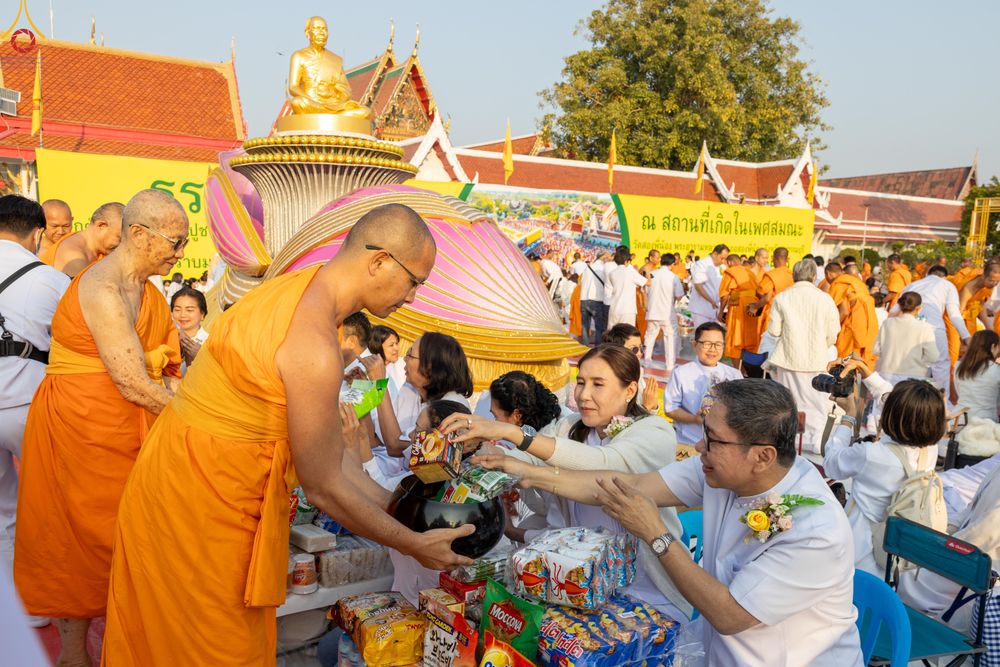 ภาพ No.294490:วันที่ 14 มกราคม พ.ศ. 2569 พิธีตักบาตรพระธรรมยาตรา ณ วัดสองพี่น้อง ต.ต้นตาล อ.สองพี่น้อง จ.สุพรรณบุรี ในโครงการธรรมยาตรา กตัญญูบูชา มหาปูชนียาจารย์ พระมงคลเทพมุนี(สด จนฺทสโร) พระผู้ปราบมาร อนุสรณ์สถาน 7 แห่ง ปีที่ 14