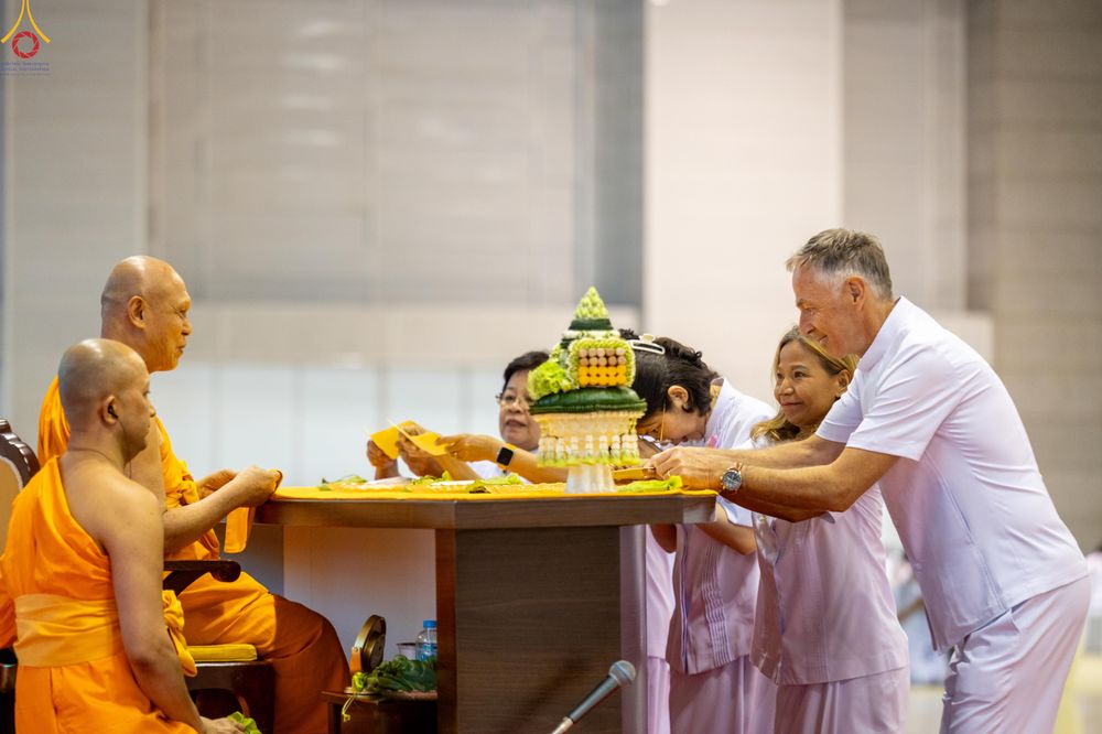 ภาพ No.311691:วันอาทิตย์ต้นเดือนที่ 1 มีนาคม พ.ศ.2569 สัมมนาพิเศษ พิธีมอบรูปหล่อโลหะหลวงปู่วัดปากน้ำ พระมงคลเทพมุนี พิธีมุทิตาสักการะในโอกาสพระครูปลัดรัตนวีรวัฒน์(รังสฤษดิ์ อิทธิจินฺตโก) เจ้าอาวาสวัดพระธรรมกาย  ดำรงตำแหน่งเป็น “ที่ปรึกษาเจ้าคณะจังหวัดปทุมธานี”  ณ ห้อง