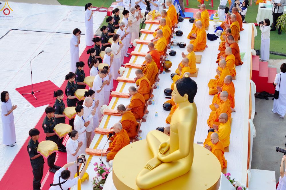 ภาพ No.284281:วันเสาร์ที่ 20 ธันวาคม พ.ศ.2568  พิธีตักบาตรพระ 10,000 รูป เนื่องในโอกาส 194 ปี จังหวัดกาญจนบุรี และอุทิศส่วนกุศลให้แด่บรรพชนทั้งหลาย บริเวณถนนสองแคว (Skywalk) เมืองกาญจนบุรี