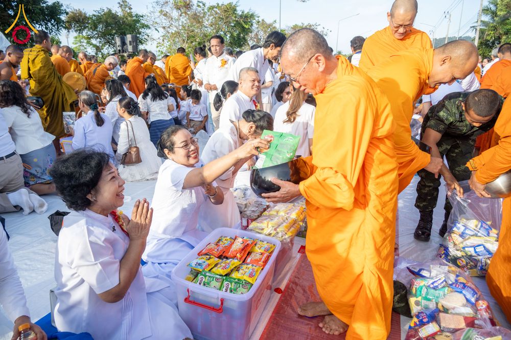 ภาพ No.281538:วันอาทิตย์ที่ 28 ธันวาคม พ.ศ.2568 ตักบาตรพระ 1000 รูป ปีที่ 1 ทำบุญเมืองสตูลส่งท้ายปี ณ หน้าโรงเรียนสตูลวิทยา จ.สตูล