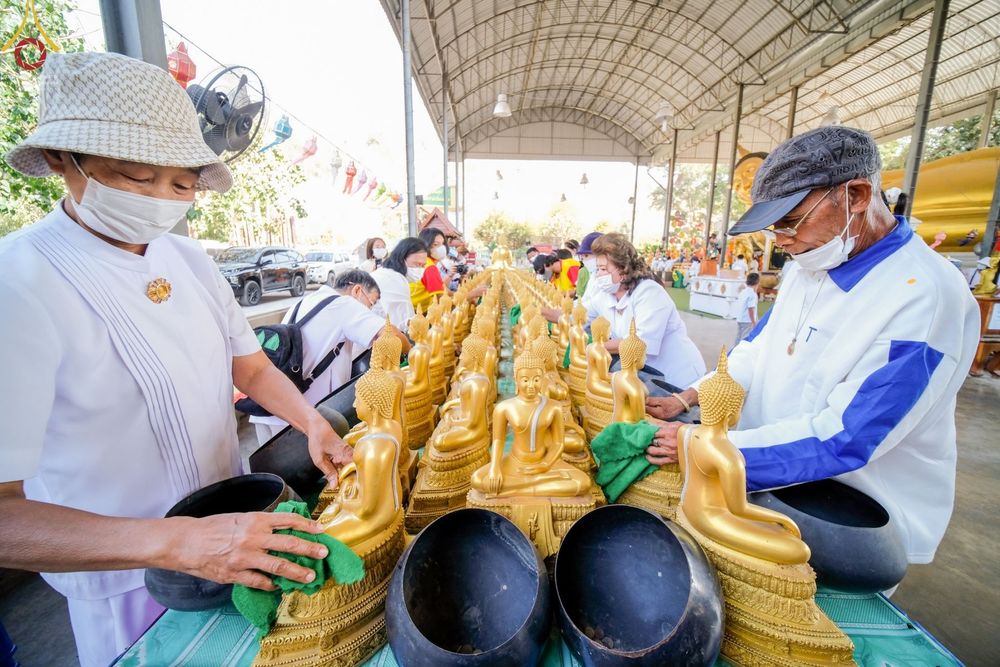 ภาพ No.71697:พระธรรมยาตรา ปฏิบัติศาสนกิจ ทำนุบำรุงศาสนสถาน, สวดธรรมจักร ,ปฏิบัติธรรม ร่วมกับชุมชน,นักเรียนเด็กดีวีสตาร์ และร่วมพิธีทอดผ้าป่าบำรุงศาสนสถาน ในโครงการธรรมยาตรากตัญญูบูชา มหาปูชนียาจารย์ พระมงคลเทพมุนี(สด จนฺทสโร) พระผู้ปราบมาร อนุสรณ์สถาน 7 แห่ง ปีที่ 11