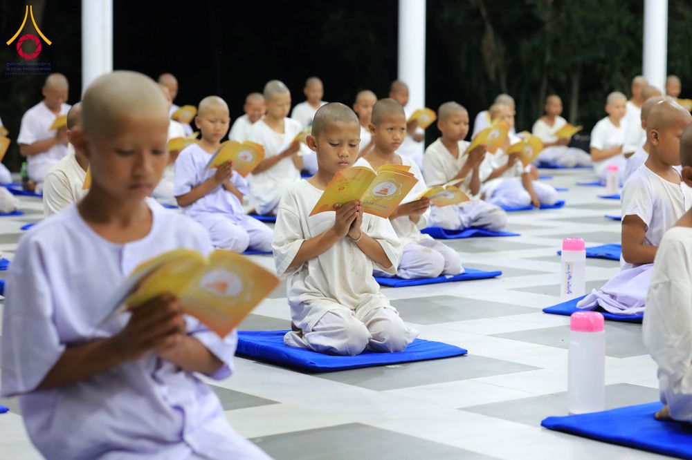 ภาพ No.319960:วันที่ 1 เมษายน พ.ศ.2569 นาคน้อยว่าที่สามเณรธรมทายาท จำนวน 98 คน  ร่วมกันสวดมนต์ทำวัตรเย็นและนั่งสมาธิ ณ ศูนย์ปฏิบัติธรรมบุรีรัมย์ จ.บุรีรัมย์