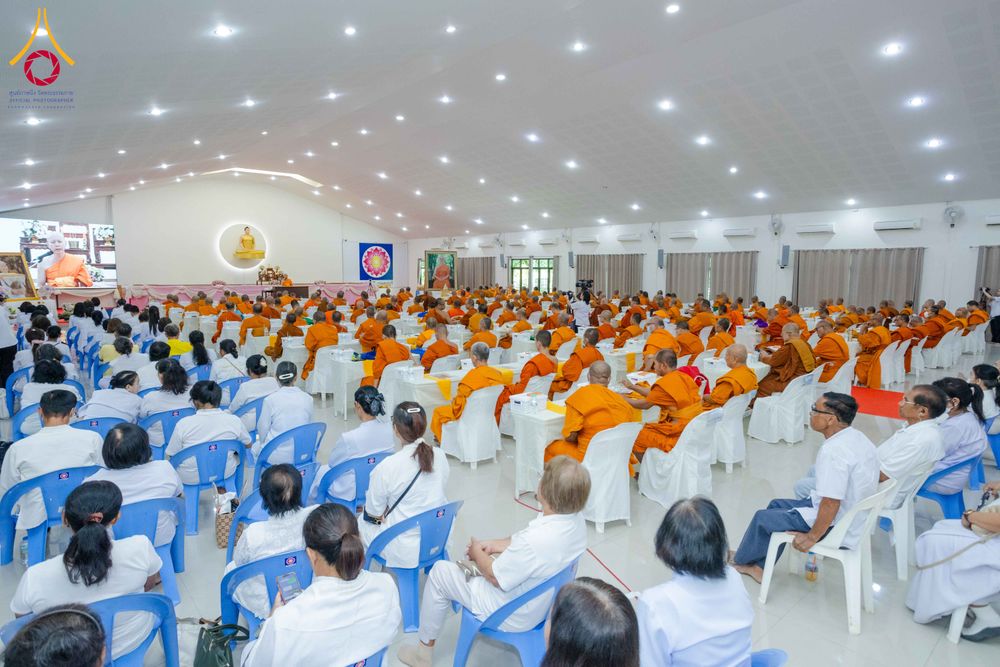 ผู้เข้าร่วมสัมมนาจำนวนมากนั่งฟังการบรรยายในหอประชุมขนาดใหญ่