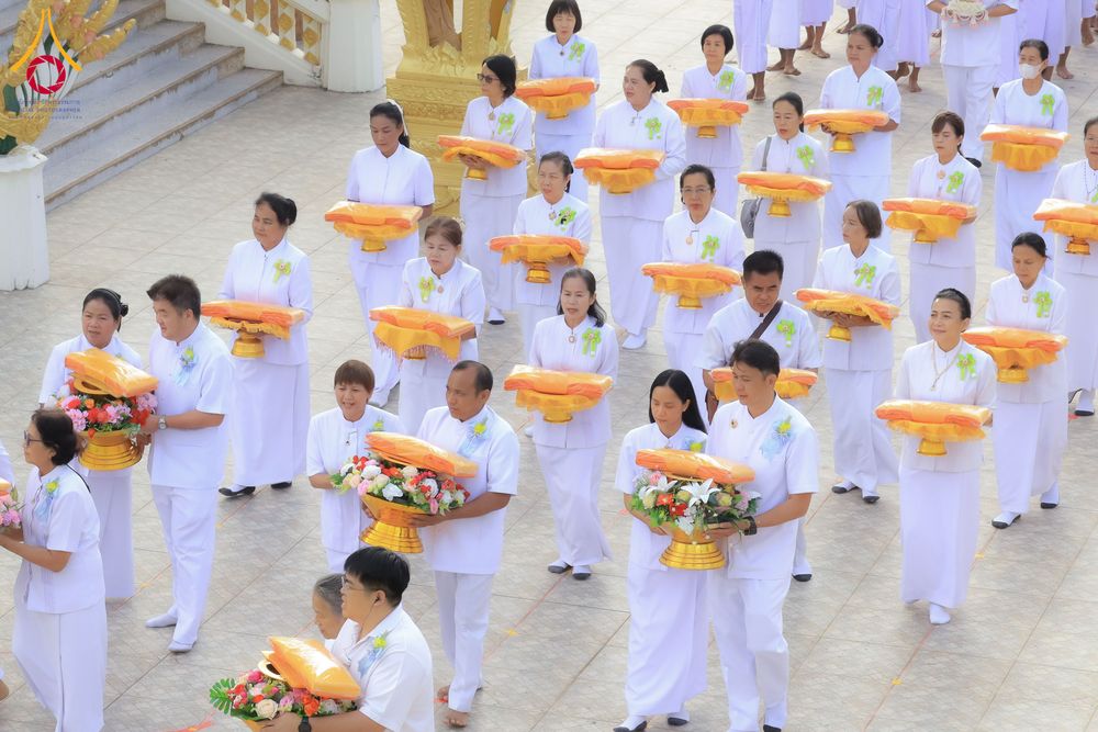 ภาพ No.278559:วันอาทิตย์ที่ 14 ธันวาคม พ.ศ.2568  พิธีเวียนประทักษิณ พิธีวันทาสีมาพระประธาน โครงการบวชบูชาธรรมมหาปูชนียาจารย์ ของศูนย์ปฏิบัติธรรมบุรีรัมย์ ณ วัดกลาง พระอารามหลวง จังหวัดบุรีรัมย์