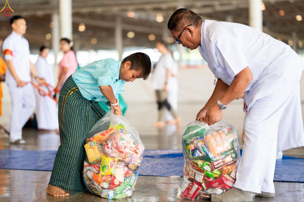 ภาพ No.318229:วันอาทิตย์ต้นเดือนที่ 5 เมษายน พ.ศ.2569 พิธีตักบาตร ณ บ้านแก้วเรือนทองคุณยายอาจารย์ฯ วัดพระธรรมกาย