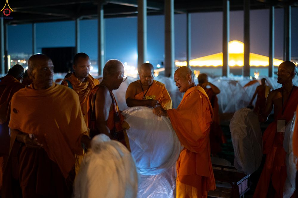ภาพ No.323878:วันที่ 22 เมษายน พ.ศ.2569 (วันคุ้มครองโลก) งานถวายมหาสังฆทาน 40,000 กว่าวัดทั่วประเทศ บรรยากาศพระสังฆาธิการและสาธุชน  เดินทางเข้าวัดพระธรรมกาย และพักค้าง ตั้งแต่ ตอนเย็นวันที่ 21  ถึงเช้าวันที่ 22