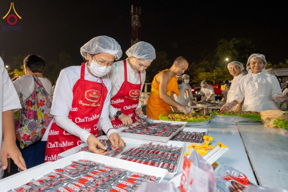 ภาพ No.295790:วันที่ 17 มกราคม พ.ศ. 2569 พิธีถวายภัตตาหารเป็นสังฆทาน แด่พระธรรมยาตรา ณ วัดโบสถ์บน ต.บางคูเวียง จ.นนทบุรี อนุสรณ์สถานลำดับที่ 4 สถานที่เกิดด้วยกายธรรม ในโครงการธรรมยาตรา กตัญญูบูชา มหาปูชนียาจารย์ พระมงคลเทพมุนี(สด จนฺทสโร) พระผู้ปราบมาร อนุสรณ์สถาน 7 แ