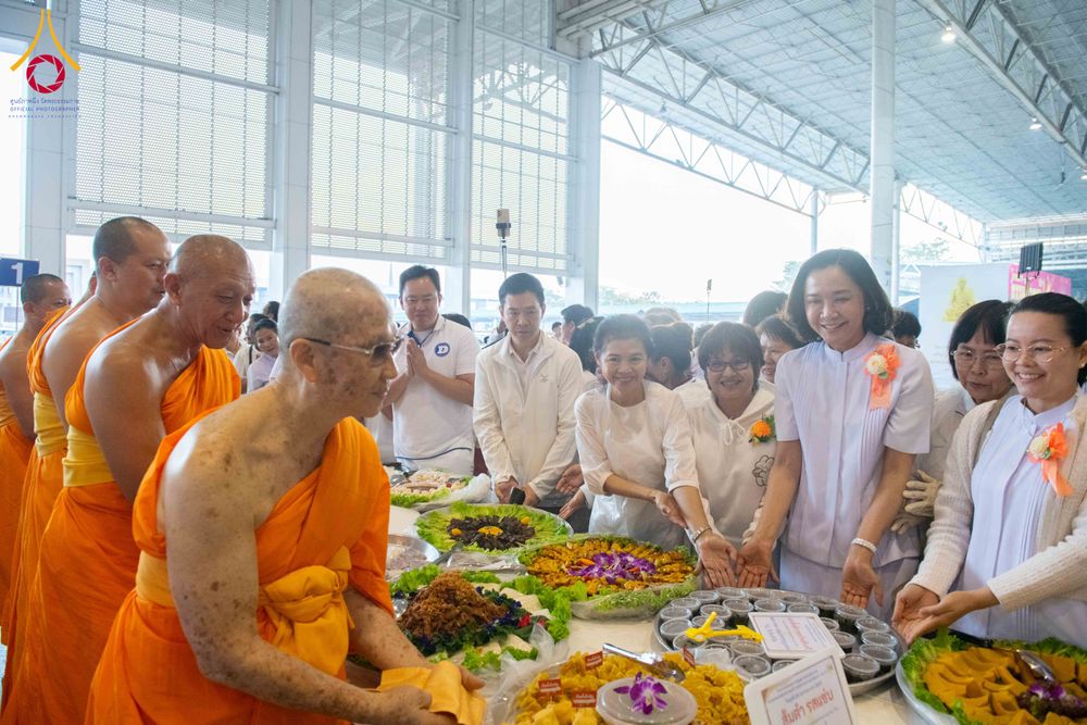 ภาพ No.303882:วันที่ 28 มกราคม พ.ศ. 2569 พิธีถวายภัตตาหารเป็นสังฆทาน แด่พระธรรมยาตรา ณ วัดพระธรรมกาย  จังหวัดปทุมธานี ในโครงการธรรมยาตรา กตัญญูบูชา มหาปูชนียาจารย์ พระมงคลเทพมุนี(สด จนฺทสโร) พระผู้ปราบมาร อนุสรณ์สถาน 7 แห่ง ปีที่ 14