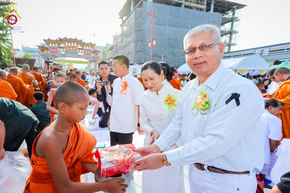 ภาพ No.313984:วันอาทิตย์ที่ 14 มีนาคม พ.ศ. 2569 ทำบุญเมืองหาดใหญ่ตักบาตรพระ 1,109 รูป เติมบุญใหญ่ หลังวิกฤตมหาอุทกภัย ณ ซุ้มประตูไชน่าทาวน์ ถนนศุภสารรังสรรค์ อ.หาดใหญ่ จ.สงขลา