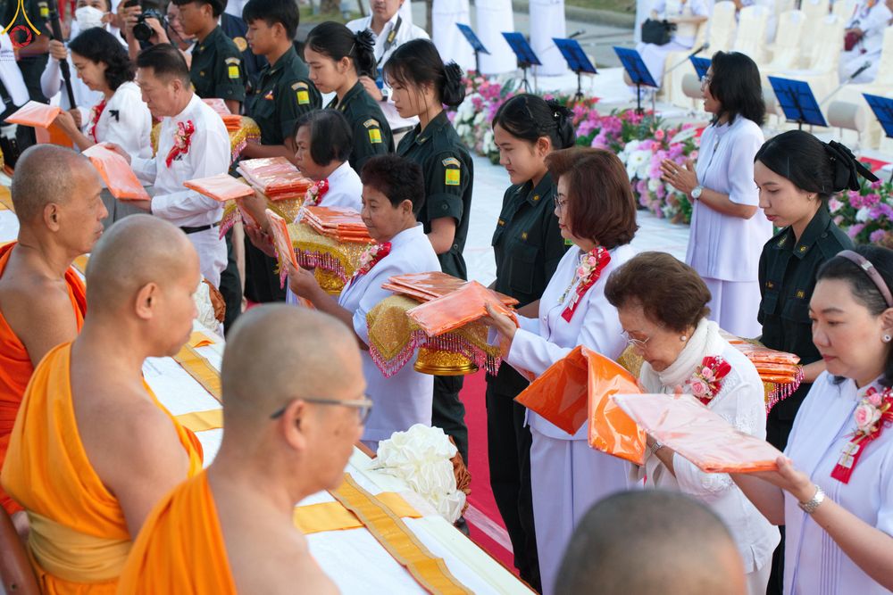 ภาพ No.282598:วันเสาร์ที่ 20 ธันวาคม พ.ศ.2568 พิธีตักบาตรพระ 10,000 รูป (ชุด 2) เนื่องในโอกาส 194 ปี จังหวัดกาญจนบุรี และอุทิศส่วนกุศลให้แด่บรรพชนทั้งหลาย บริเวณถนนสองแคว (Skywalk) เมืองกาญจนบุรี