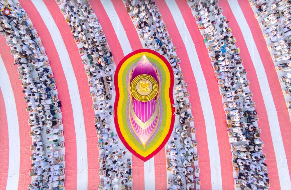 ภาพ No.302528:วันที่ 24 มกราคม พ.ศ. 2569 พิธีตักบาตรพระธรรมยาตรา ณ อนุสรณ์สถานลำดับที่ 5 สถานที่เผยแผ่วิชชาธรรมกายครั้งแรก อนุสรณ์สถานบางปลา วัดบางปลา อำเภอบางเลน จังหวัดนครปฐม ในโครงการธรรมยาตรา กตัญญูบูชา มหาปูชนียาจารย์ พระมงคลเทพมุนี(สด จนฺทสโร) พระผู้ปราบมาร อนุส