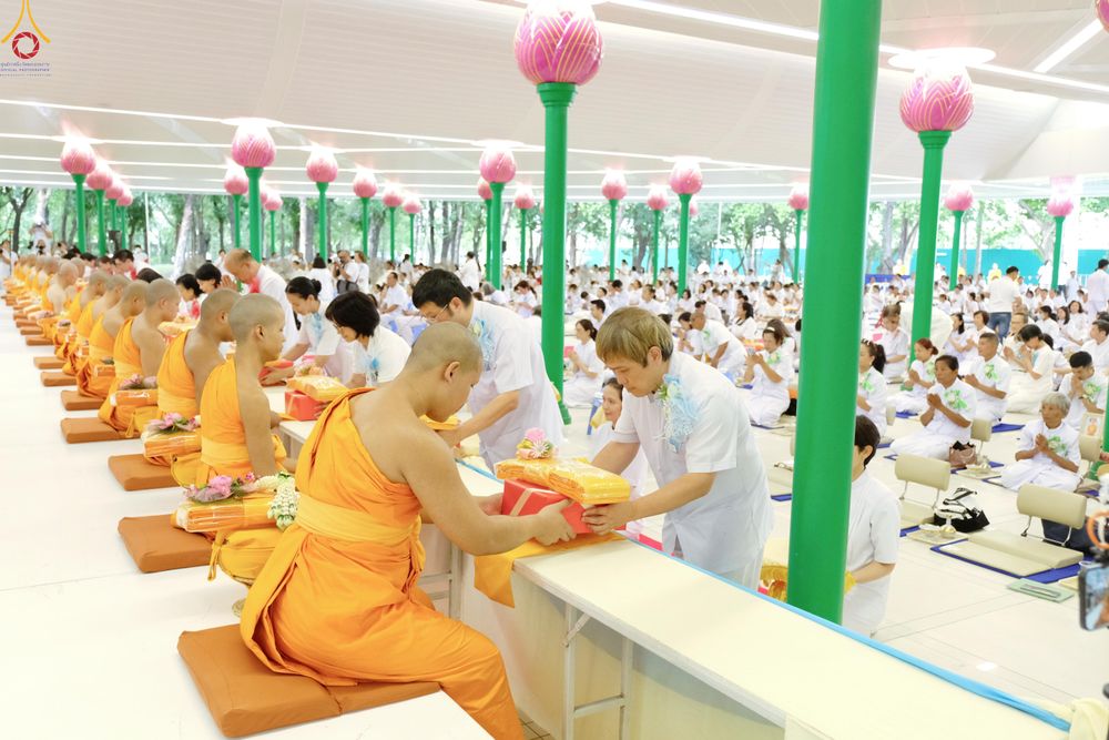 ภาพ No.330844:วันวิสาขบูชา อาทิตย์ที่ 31 พฤษภาคม พ.ศ.2569 พิธีบรรพชาสามเณรอุบาสก 11 ท่าน , พิธีถวายบาตรผ้าไตร และจตุปัจจัยไทยธรรม แด่สามเณร , พิธีอุปสมบทอุทิศชีวิต , พิธีกล่าวคำกัปปิยภัณฑ์  ณ อุโบสถพระไตรปิฎก วัดพระธรรมกาย จังหวัดปทุมธานี