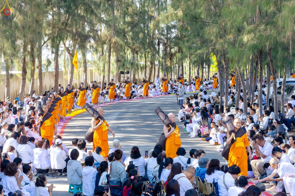 ภาพ No.292914:วันที่ 11 มกราคม พ.ศ. 2569 พิธีต้อนรับพระธรรมยาตรา ณ อนุสรณ์สถานลำดับที่ 3 สถานที่เกิดในเพศสมณะ วัดสองพี่น้อง อำเภอสองพี่น้อง จังหวัดสุพรรณบุรี ในโครงการธรรมยาตรา กตัญญูบูชา มหาปูชนียาจารย์ พระมงคลเทพมุนี(สด จนฺทสโร) พระผู้ปราบมาร อนุสรณ์สถาน 7 แห่ง ปีที
