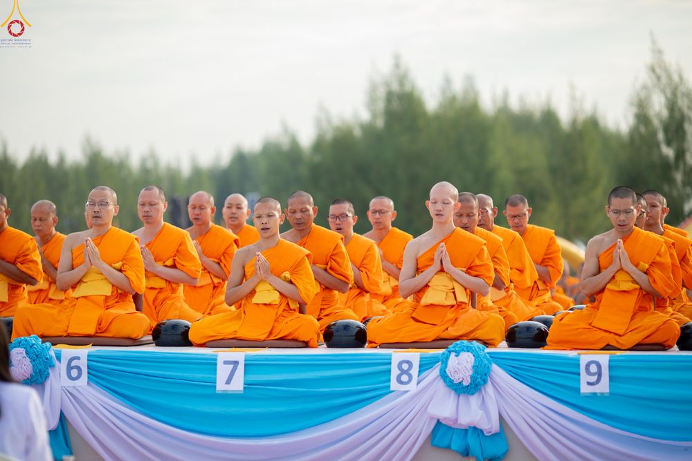 ภาพ No.302578:วันที่ 24 มกราคม พ.ศ. 2569 พิธีตักบาตรพระธรรมยาตรา(ภาพชุดที่ 2) ณ อนุสรณ์สถานลำดับที่ 5 สถานที่เผยแผ่วิชชาธรรมกายครั้งแรก อนุสรณ์สถานบางปลา วัดบางปลา อำเภอบางเลน จังหวัดนครปฐม ในโครงการธรรมยาตรา กตัญญูบูชา มหาปูชนียาจารย์ พระมงคลเทพมุนี(สด จนฺทสโร) พระผู