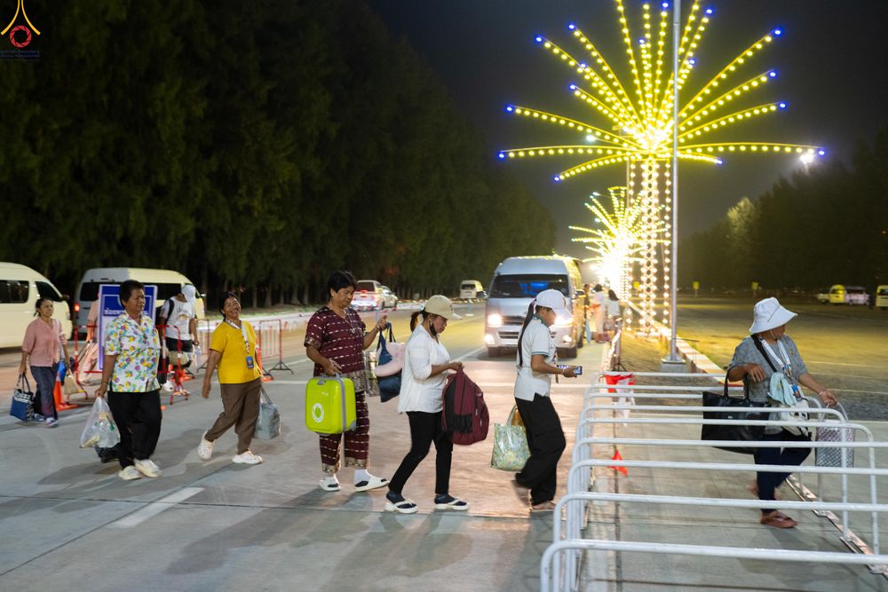 ภาพ No.323861:วันที่ 22 เมษายน พ.ศ.2569 (วันคุ้มครองโลก) งานถวายมหาสังฆทาน 40,000 กว่าวัดทั่วประเทศ บรรยากาศพระสังฆาธิการและสาธุชน  เดินทางเข้าวัดพระธรรมกาย และพักค้าง ตั้งแต่ ตอนเย็นวันที่ 21  ถึงเช้าวันที่ 22