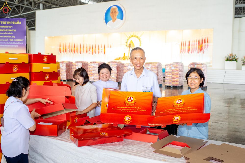 ภาพ No.320501:วันที่ 10 เมษายน พ.ศ.2569 การเตรียมกล่องไทยธรรม เพื่องานถวายมหาสังฆทาน 40,000 กว่าวัดทั่วประเทศ วันคุ้มครองโลก 22 เมษายน พ.ศ.2569 วัดพระธรรมกาย