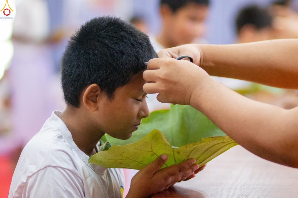 ภาพ No.320073:วันเสาร์ที่ 4 เมษายน 2569 พิธีตัดปอยผม ขอขมาผู้ปกครอง  มอบบาตร-ผ้าไตร และพิธีบรรพชาสามเณร 87 รูป  ณ ศูนย์ปฏิบัติธรรมระยอง(บ้านช่องลม)  ต.บางบุตร อ.บ้านค่าย จ.ระยอง