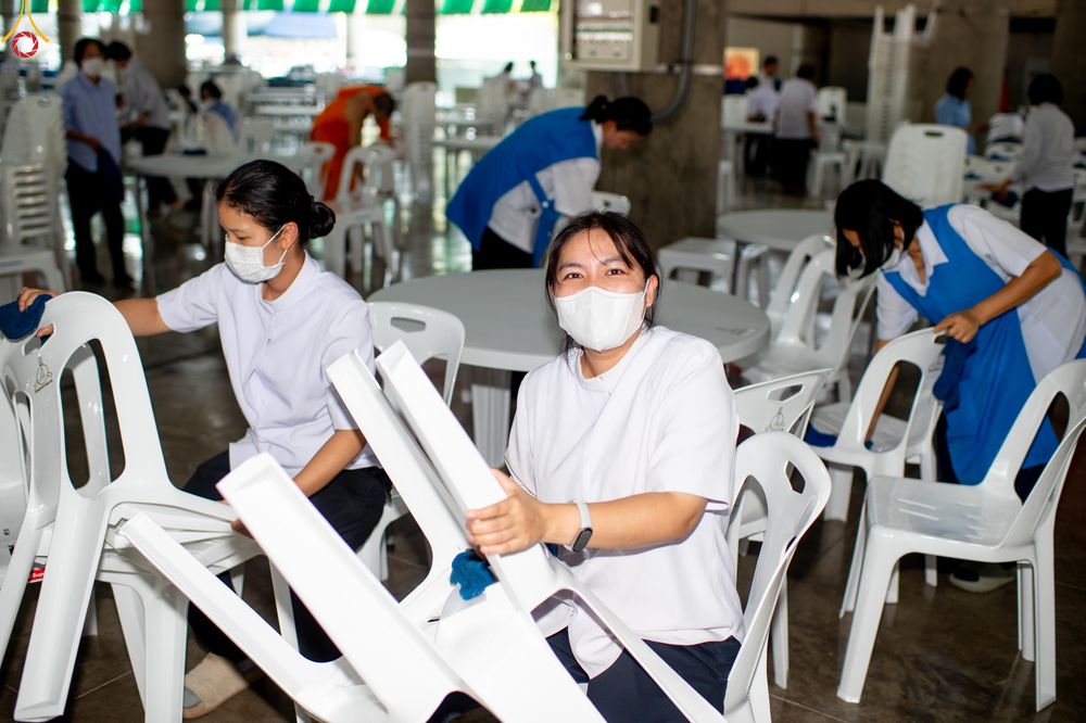 ภาพ No.322308:วันที่ 15 เมษายน พ.ศ.2569 การเตรียมงาน เช็ดโต๊ะ เก้าอี้ ปูผ้าโต๊ะฉัน เพื่องานถวายมหาสังฆทาน 40,000 กว่าวัดทั่วประเทศ วันคุ้มครองโลก 22 เมษายน พ.ศ.2569 วัดพระธรรมกาย