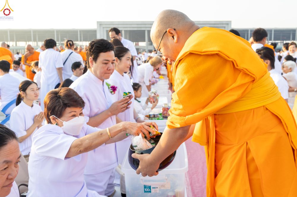 ภาพ No.279907:วันที่ 1 มกราคม พ.ศ.2569 พิธีตักบาตรในวันขึ้นปีใหม่ ณ ลานธรรม วัดพระธรรมกาย