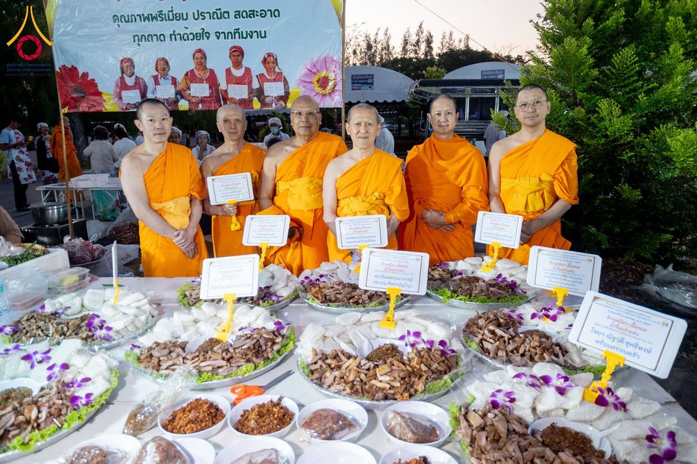 ภาพ No.292543:วันที่ 12 มกราคม พ.ศ. 2569 พิธีถวายภัตตาหารเป็นสังฆทาน แด่พระธรรมยาตรา ณ อนุสรณ์สถานมหาวิหารพระมงคลเทพมุนี (โลตัสแลนด์) อ.สองพี่น้อง จ.สุพรรณบุรี ในโครงการธรรมยาตรา กตัญญูบูชา มหาปูชนียาจารย์ พระมงคลเทพมุนี(สด จนฺทสโร) พระผู้ปราบมาร อนุสรณ์สถาน 7 แห่ง ปี