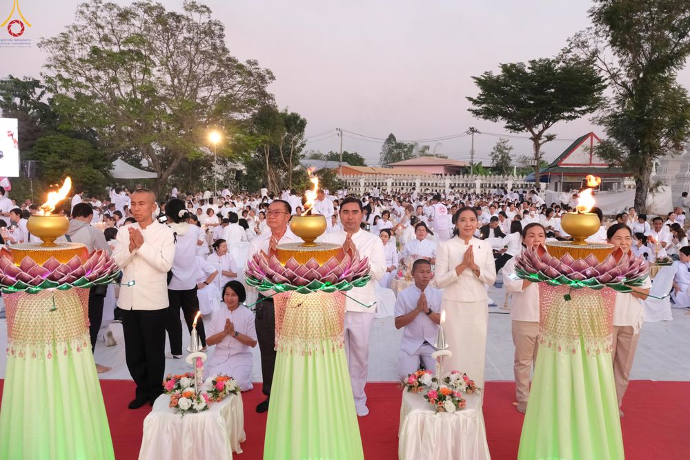 ภาพ No.294040:วันที่ 13 มกราคม พ.ศ. 2569 พิธีจุดประทีปถวายเป็นพุทธบูชา และบูชาธรรมมหาปูชนียาจารย์  (ภาพชุดที่ 2) ณ วัดสองพี่น้อง ต.ต้นตาล อ.สองพี่น้อง จ.สุพรรณบุรี ในโครงการธรรมยาตรา กตัญญูบูชา มหาปูชนียาจารย์ พระมงคลเทพมุนี(สด จนฺทสโร) พระผู้ปราบมาร อนุสรณ์สถาน 7 แห่