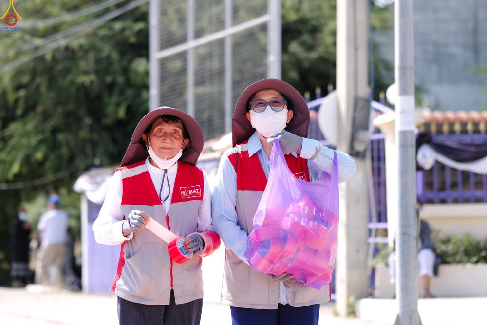 ภาพ No.296206:ภาพเบื้องหลังอาสาสมัครรวมใจ ชุดที่ 2 ในโครงการธรรมยาตรา กตัญญูบูชา มหาปูชนียาจารย์ พระมงคลเทพมุนี(สด จนฺทสโร) พระผู้ปราบมาร อนุสรณ์สถาน 7 แห่ง ปีที่ 14