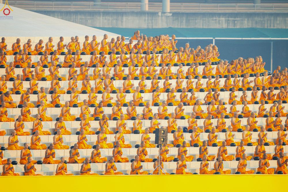 ภาพ No.279737:วันที่ 1 มกราคม พ.ศ.2569 พิธีตักบาตรในวันขึ้นปีใหม่ ณ ลานธรรม วัดพระธรรมกาย