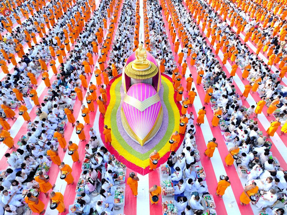 ภาพ No.292424:วันที่ 11 มกราคม พ.ศ. 2569 พิธีตักบาตรพระธรรมยาตรา ณ อนุสรณ์สถานคลองบางนางแท่น อ.สามพราน จ.นครปฐม ในโครงการธรรมยาตรา กตัญญูบูชา มหาปูชนียาจารย์ พระมงคลเทพมุนี(สด จนฺทสโร) พระผู้ปราบมาร อนุสรณ์สถาน 7 แห่ง ปีที่ 14