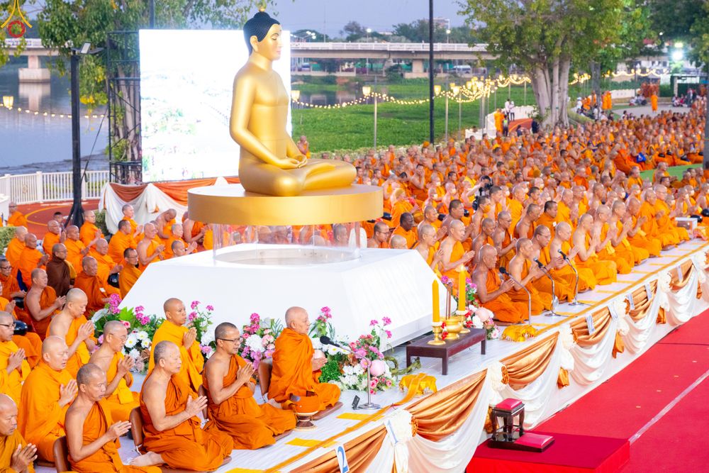 ภาพ No.282568:วันเสาร์ที่ 20 ธันวาคม พ.ศ.2568 พิธีตักบาตรพระ 10,000 รูป (ชุด 2) เนื่องในโอกาส 194 ปี จังหวัดกาญจนบุรี และอุทิศส่วนกุศลให้แด่บรรพชนทั้งหลาย บริเวณถนนสองแคว (Skywalk) เมืองกาญจนบุรี