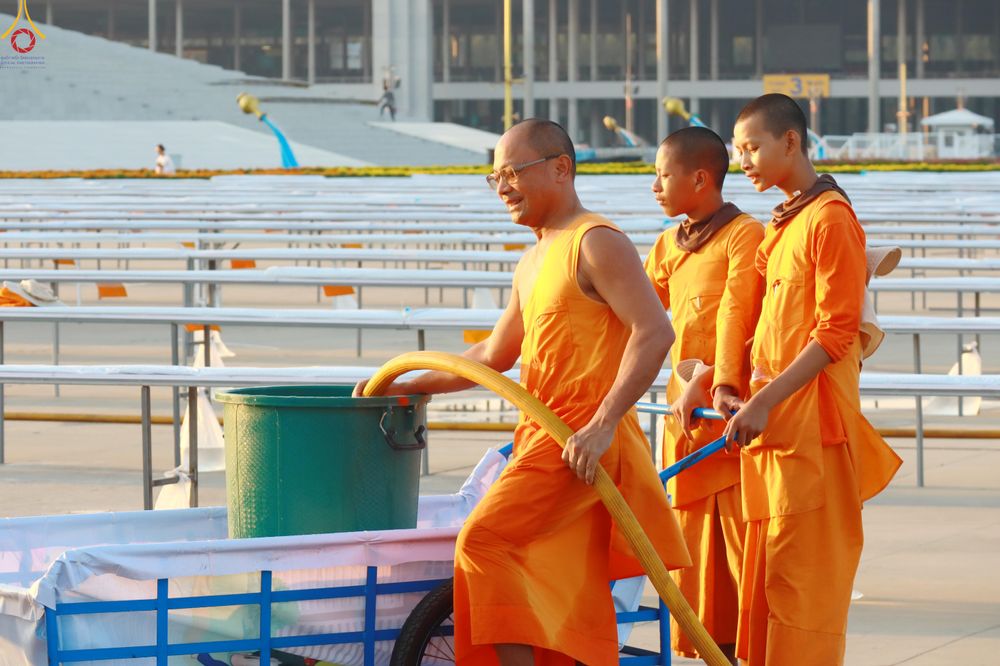 ภาพ No.321506:วันที่ 9-10 เมษายน พ.ศ.2569 การเตรียมงาน มัดถุงน้ำ ถ่วงขาโต๊ะไทยธรรม เพื่องานถวายมหาสังฆทาน 40,000 กว่าวัดทั่วประเทศ วันคุ้มครองโลก 22 เมษายน พ.ศ.2569 วัดพระธรรมกาย