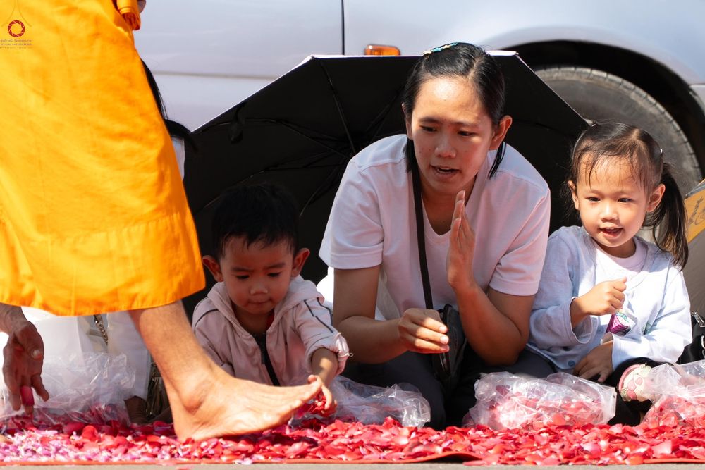 ภาพ No.304177:วันที่ 25 มกราคม พ.ศ. 2569 พิธีต้อนรับพระธรรมยาตรา  รร.สามัคคีราษฏร์บำรุง-วัดพระธรรมกาย ในโครงการธรรมยาตรา กตัญญูบูชา มหาปูชนียาจารย์ พระมงคลเทพมุนี(สด จนฺทสโร) พระผู้ปราบมาร อนุสรณ์สถาน 7 แห่ง ปีที่ 14